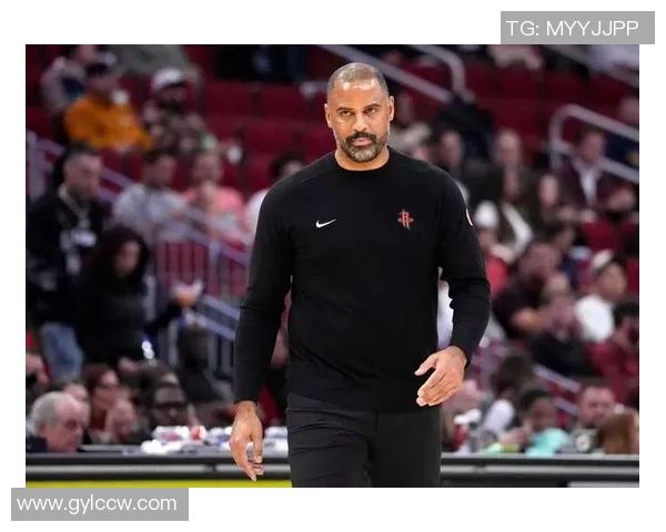 火箭战术调整见效！乌杜卡变阵激活替补火力，防守策略锁死利拉德，杰伦-格林半场爆发砍22分